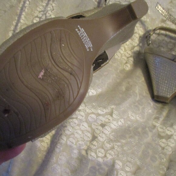 new impo memory foam gold sandales sz 6 1/2 M tried on but too small - Picture 3 of 5